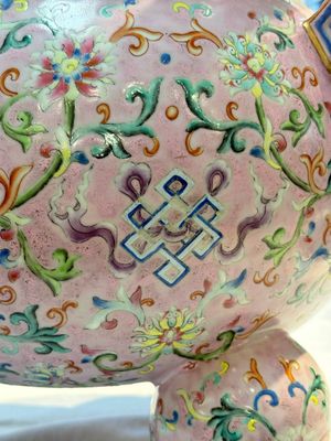 An impressive Chinese famille rose 'Bajixiang and Lotus Scroll' tripod censer with a wooden cover, Jiaqing mark and of the period — photo 22