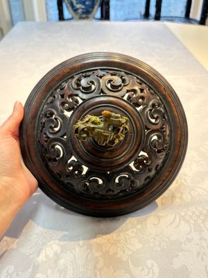 An impressive Chinese famille rose 'Bajixiang and Lotus Scroll' tripod censer with a wooden cover, Jiaqing mark and of the period — photo 23