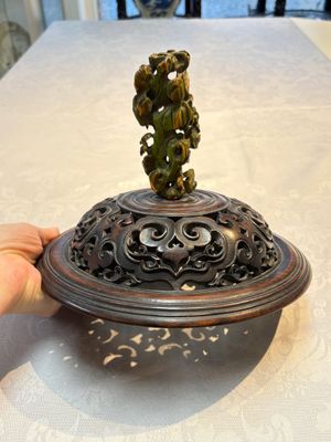 An impressive Chinese famille rose 'Bajixiang and Lotus Scroll' tripod censer with a wooden cover, Jiaqing mark and of the period — photo 24