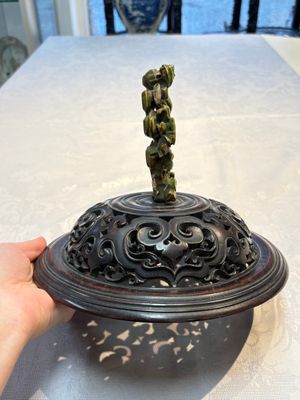 An impressive Chinese famille rose 'Bajixiang and Lotus Scroll' tripod censer with a wooden cover, Jiaqing mark and of the period — photo 25