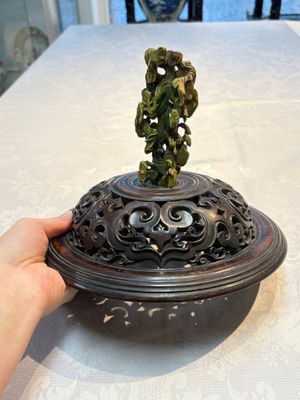 An impressive Chinese famille rose 'Bajixiang and Lotus Scroll' tripod censer with a wooden cover, Jiaqing mark and of the period — photo 26