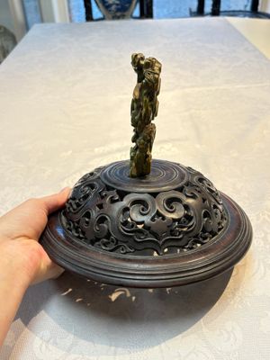 An impressive Chinese famille rose 'Bajixiang and Lotus Scroll' tripod censer with a wooden cover, Jiaqing mark and of the period — photo 27