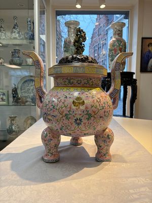 An impressive Chinese famille rose 'Bajixiang and Lotus Scroll' tripod censer with a wooden cover, Jiaqing mark and of the period — photo 3