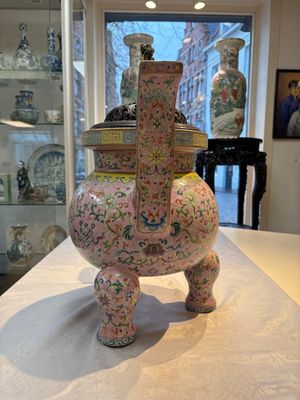 An impressive Chinese famille rose 'Bajixiang and Lotus Scroll' tripod censer with a wooden cover, Jiaqing mark and of the period — photo 4