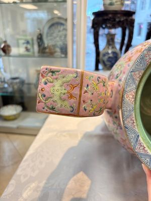 An impressive Chinese famille rose 'Bajixiang and Lotus Scroll' tripod censer with a wooden cover, Jiaqing mark and of the period — photo 7