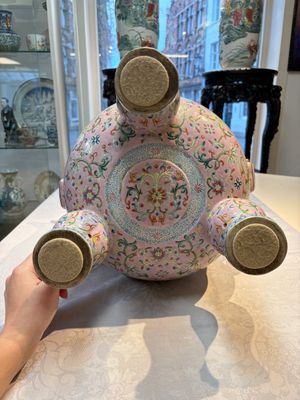 An impressive Chinese famille rose 'Bajixiang and Lotus Scroll' tripod censer with a wooden cover, Jiaqing mark and of the period — photo 9