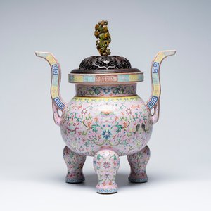 An impressive Chinese famille rose 'Bajixiang and Lotus Scroll' tripod censer with a wooden cover, Jiaqing mark and of the period — photo 1