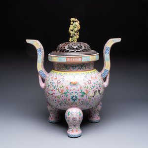An impressive Chinese famille rose 'Bajixiang and Lotus Scroll' tripod censer with a wooden cover, Jiaqing mark and of the period — photo 2