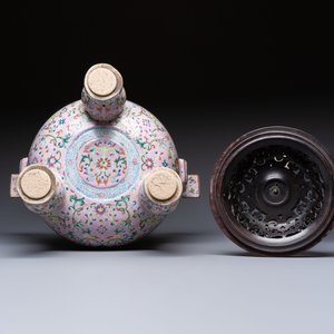 An impressive Chinese famille rose 'Bajixiang and Lotus Scroll' tripod censer with a wooden cover, Jiaqing mark and of the period — photo 8