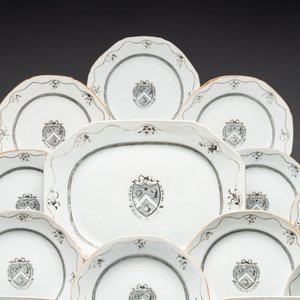 An impressive Chinese gilt-decorated grisaille 42-piece armorial dinner service with the arms of Lumsden for the English market, Qianlong, ca. 1785 — photo 2