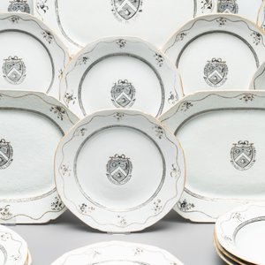 An impressive Chinese gilt-decorated grisaille 42-piece armorial dinner service with the arms of Lumsden for the English market, Qianlong, ca. 1785 — photo 3