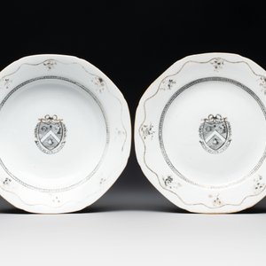 An impressive Chinese gilt-decorated grisaille 42-piece armorial dinner service with the arms of Lumsden for the English market, Qianlong, ca. 1785 — photo 4