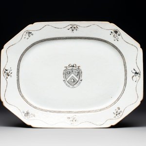An impressive Chinese gilt-decorated grisaille 42-piece armorial dinner service with the arms of Lumsden for the English market, Qianlong, ca. 1785 — photo 6