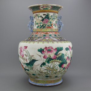 An impressive Chinese porcelain famille rose hu vase with ducks, 19th C. — 照片 1