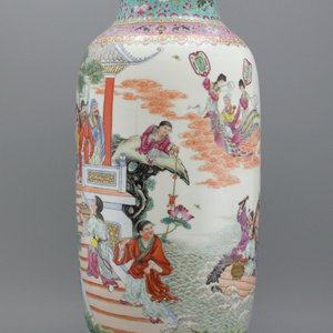 An impressive Chinese porcelain famille rose rouleau vase, Republic, 20th C. — 照片 2