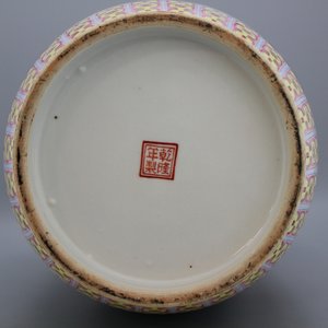 An impressive Chinese porcelain famille rose rouleau vase, Republic, 20th C. — 照片 6