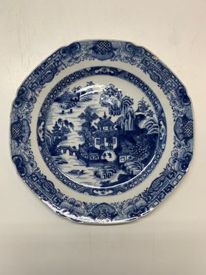 An impressive collection of 25 Chinese blue and white 'landscape' plates, Qianlong — photo 13