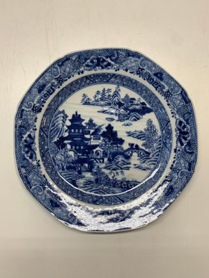 An impressive collection of 25 Chinese blue and white 'landscape' plates, Qianlong — photo 19