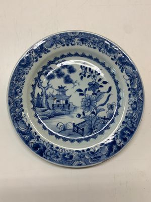 An impressive collection of 25 Chinese blue and white 'landscape' plates, Qianlong — photo 27