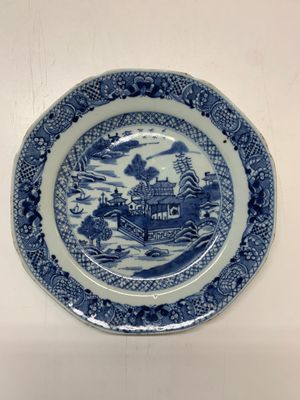 An impressive collection of 25 Chinese blue and white 'landscape' plates, Qianlong — photo 3