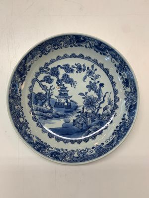 An impressive collection of 25 Chinese blue and white 'landscape' plates, Qianlong — photo 31