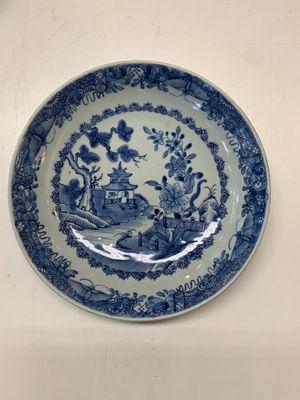 An impressive collection of 25 Chinese blue and white 'landscape' plates, Qianlong — photo 33