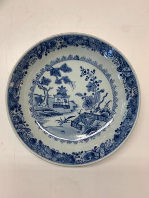 An impressive collection of 25 Chinese blue and white 'landscape' plates, Qianlong — photo 35