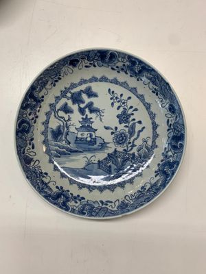 An impressive collection of 25 Chinese blue and white 'landscape' plates, Qianlong — photo 37
