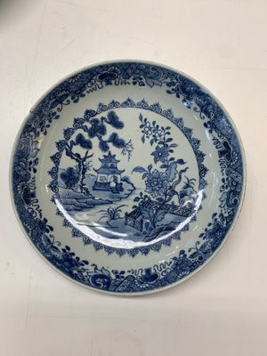 An impressive collection of 25 Chinese blue and white 'landscape' plates, Qianlong — photo 41