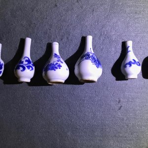 An impressive collection of 66 Chinese blue and white miniature vases, Kangxi — 照片 12