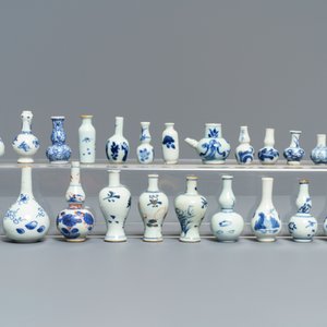 An impressive collection of 66 Chinese blue and white miniature vases, Kangxi — 照片 3