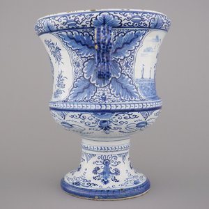 An impressive Dutch Delft blue and white footed garden urn, 18th C. — photo 3