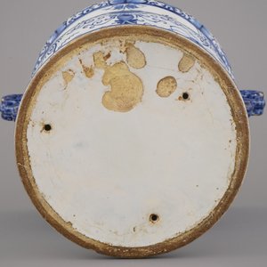 An impressive Dutch Delft blue and white footed garden urn, 18th C. — photo 4