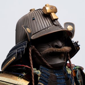 An impressive Japanese samurai armor, the helmet signed Saotome Iyenari 早乙女家成, Edo, 17/18th C. — photo 7