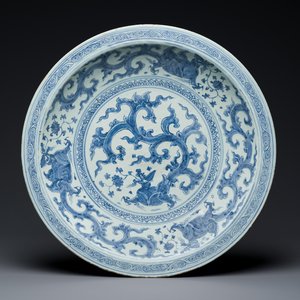 An impressive large Chinese blue and white 'dragon' dish, Ming, 2nd half 15th C. — 照片 1
