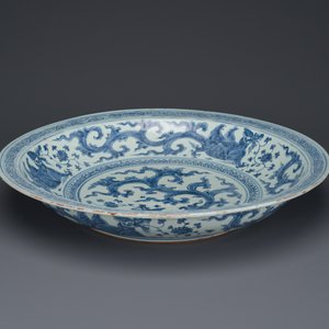 An impressive large Chinese blue and white 'dragon' dish, Ming, 2nd half 15th C. — 照片 3