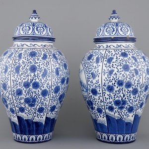 An impressive pair of blue and white Brussels faience covered vases, signed and dated 1861 — 照片 2
