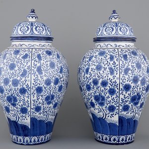 An impressive pair of blue and white Brussels faience covered vases, signed and dated 1861 — 照片 3