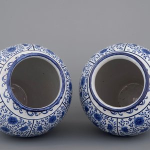 An impressive pair of blue and white Brussels faience covered vases, signed and dated 1861 — 照片 6