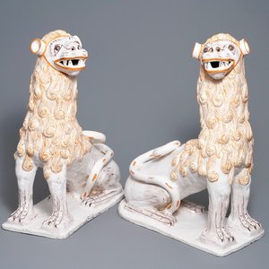 An impressive pair of large Portuguese faience models of lions, 18th C. — photo 1