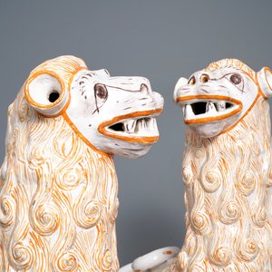 An impressive pair of large Portuguese faience models of lions, 18th C. — photo 14