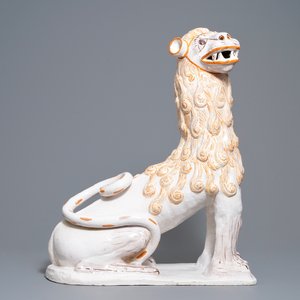 An impressive pair of large Portuguese faience models of lions, 18th C. — photo 2