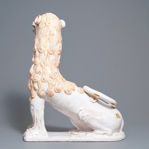 An impressive pair of large Portuguese faience models of lions, 18th C. — photo 3