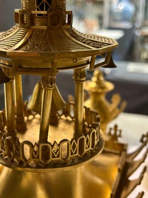 An impressive three-piece gilt bronze chinoiserie clock garniture, France, 19th C. — photo 16