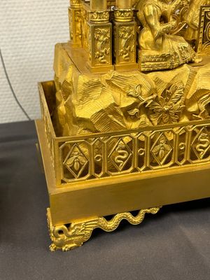 An impressive three-piece gilt bronze chinoiserie clock garniture, France, 19th C. — photo 21