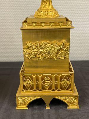 An impressive three-piece gilt bronze chinoiserie clock garniture, France, 19th C. — photo 23