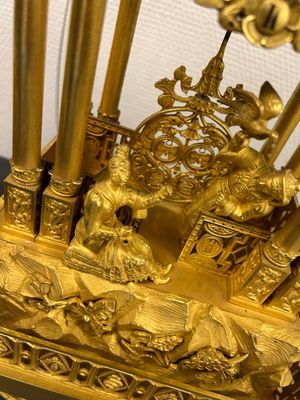An impressive three-piece gilt bronze chinoiserie clock garniture, France, 19th C. — photo 5