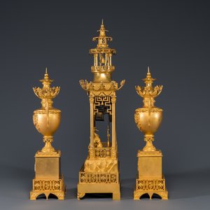 An impressive three-piece gilt bronze chinoiserie clock garniture, France, 19th C. — photo 2