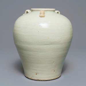 An incised Chinese celadon-glazed Swatow vase, Ming — 照片 1