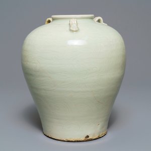 An incised Chinese celadon-glazed Swatow vase, Ming — 照片 2